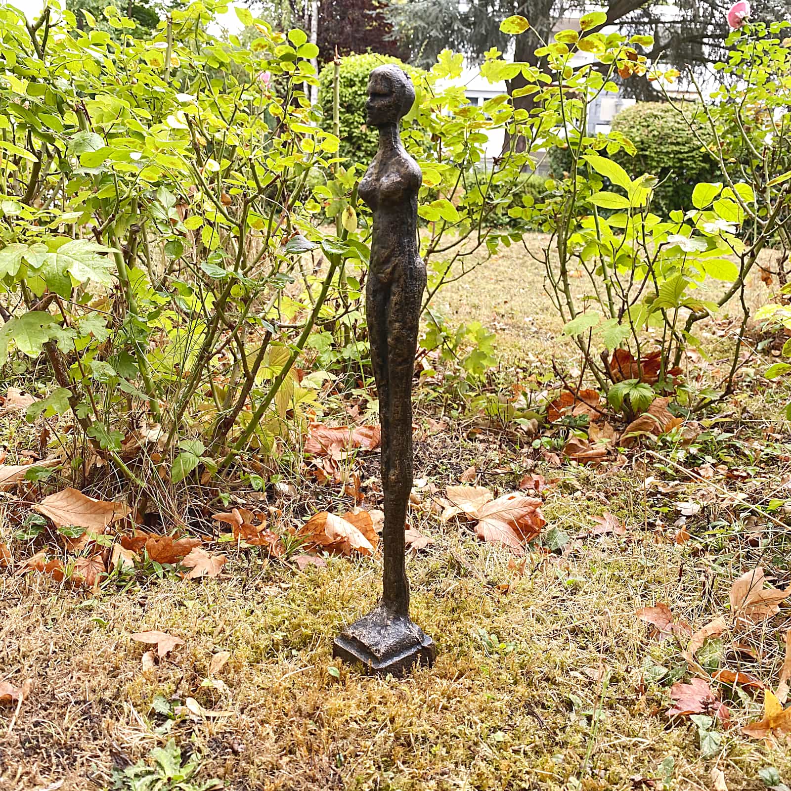 Skulptur Eisenfigur stehende Frau Figur Statue Skulptur Antik-Stil 42cm