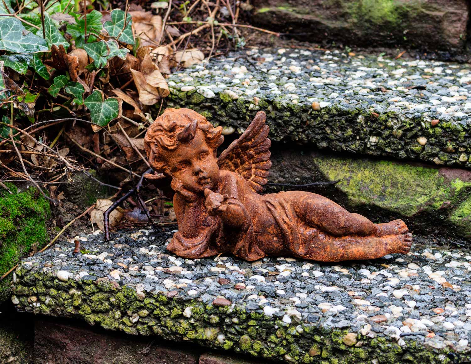 aubaho-FNG04-R-8 Gartenskulptur Engel liegend Eisen Garten rost Eisenfigur Skulptur Antik-Stil