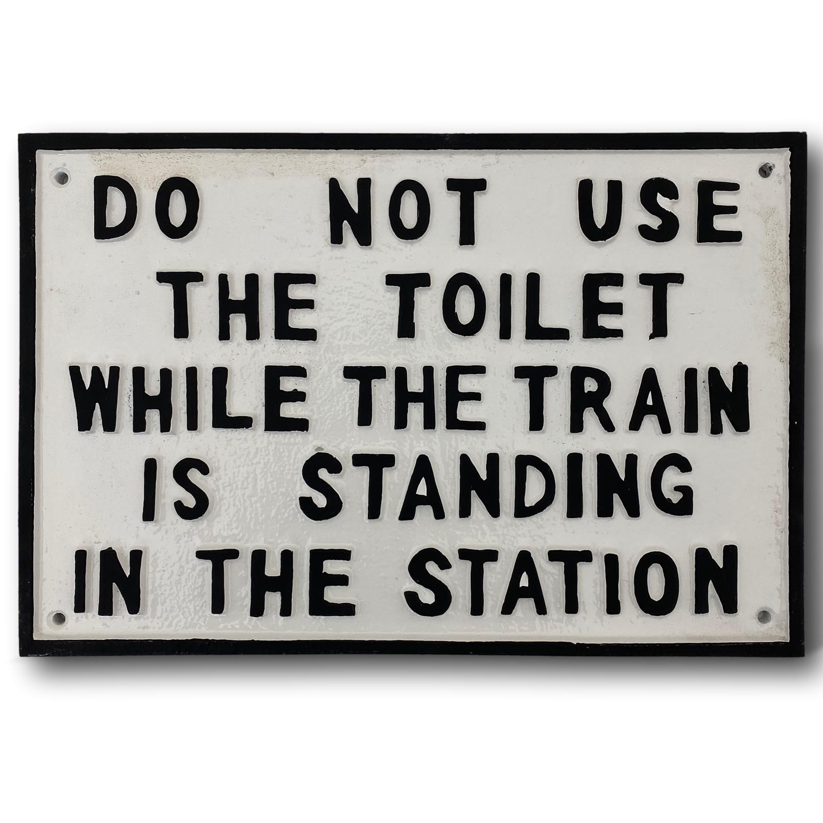 Schild Türschild DO NOT USE THE TOILET WHILE TRAIN Bahn Eisen 31cm Antik-Stil