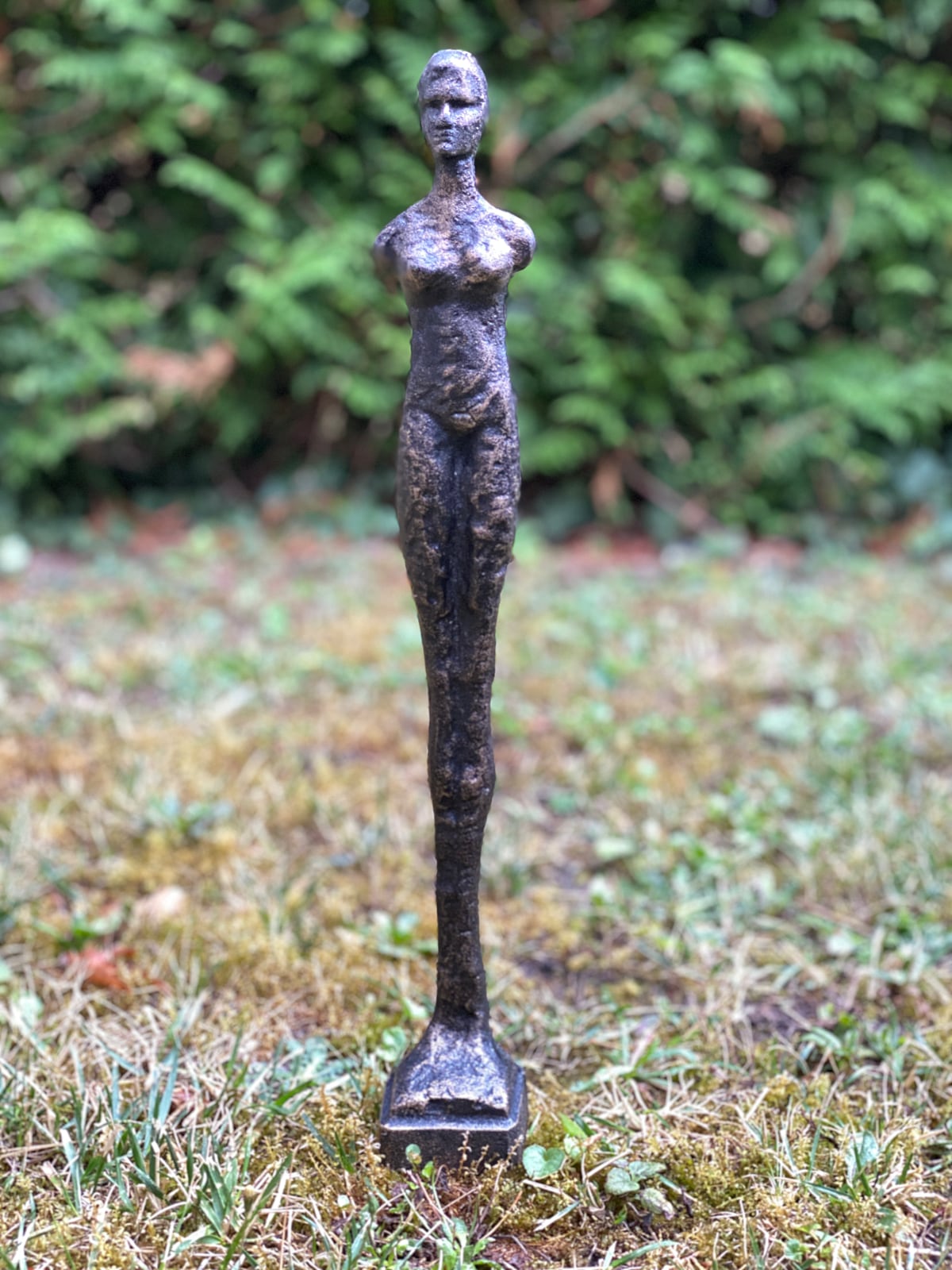 Skulptur Eisenfigur stehende Frau Figur Statue Skulptur Antik-Stil 42cm